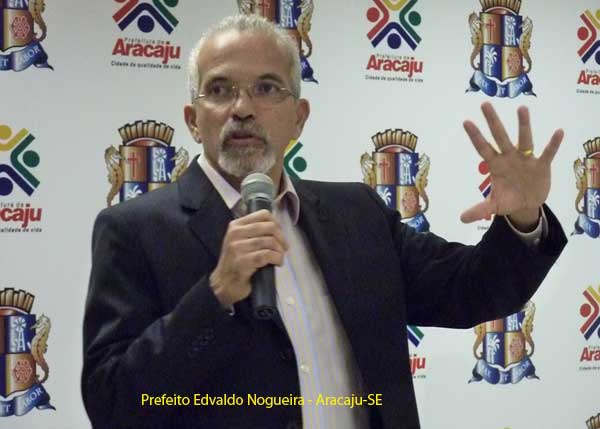 Prefito-Edvaldo-com-a-mo-aberta--5