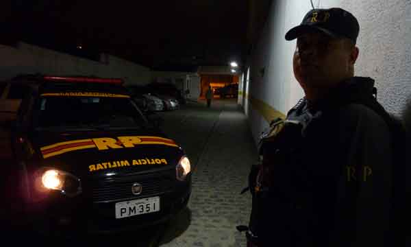RP--evita-homicidio--SGT-Reinaldo-ao-lado-da-Viatura