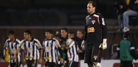 rogerio-ceni-lamenta-gol-do-botafogo-em-derrota-do-sao-paulo-290611-1309407243199_615x300