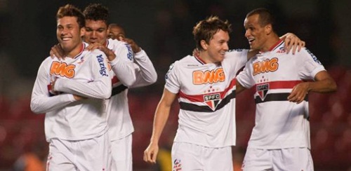jogadores-do-sao-paulo-comemoram-gol-de-marlos-contra-o-cruzeiro-09072011-1310252388953_615x300
