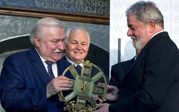 Lula_medalha_Polonia1