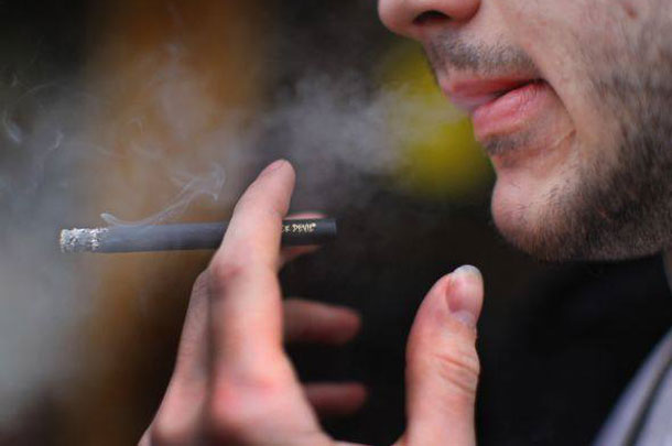 size_590_fumar-cigarro-pretoX