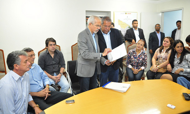 cesardeoliveira--foto-do-prefeito-aumentosalarial