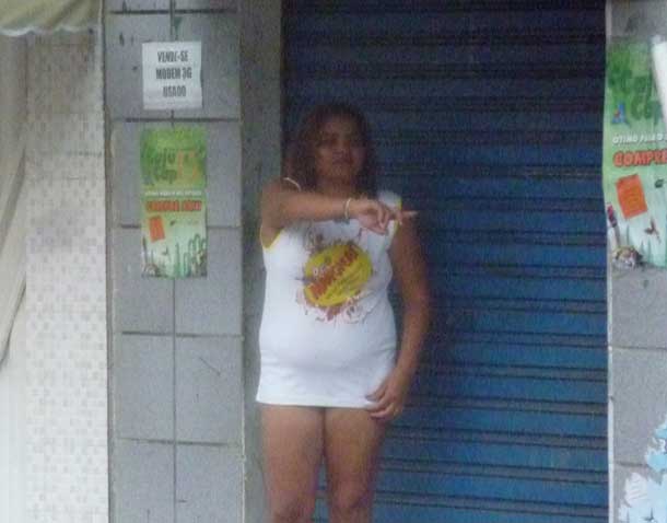 mulher-tira-a-roupa