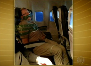 homem-amarrado-na-poltrona-do-aviao