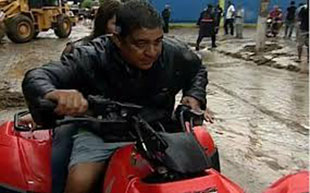 zeca-carregando-moça-no-triciclo1