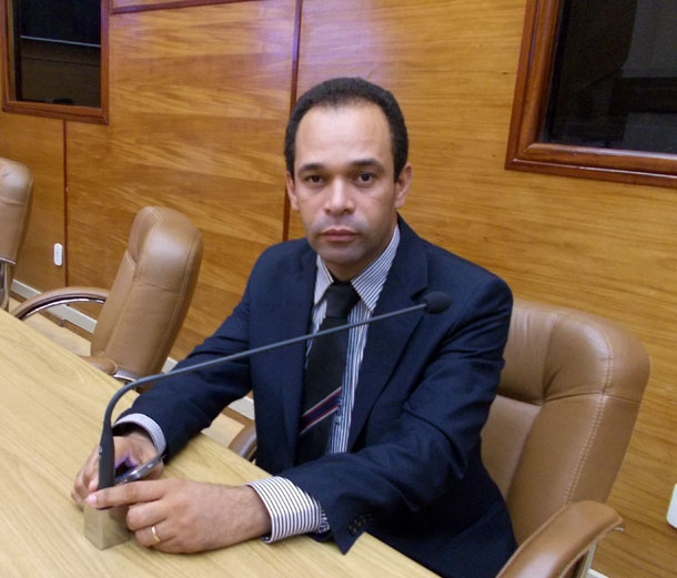 Veredor-Roberto-Moarais--na-cadeira