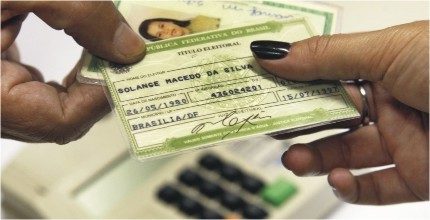 tre-ms-maos-segurando-titulo-eleitoral