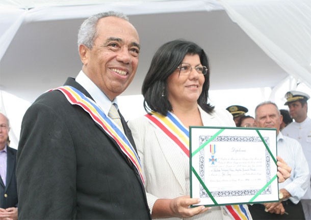 Angelica-Guimaraes-recebe-titulo--1