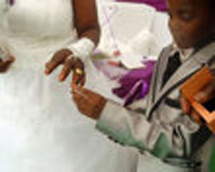 menino-de-8-se-casa-com-mulher-de-61---00