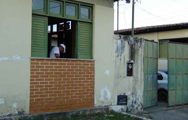 5-delegacia---POLICIAL-NA-JANELA--SPZINHO