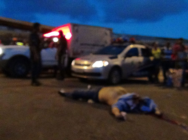 Hoem-e-executado-ao-lado-do-mercado--arrancado-do-carro--00