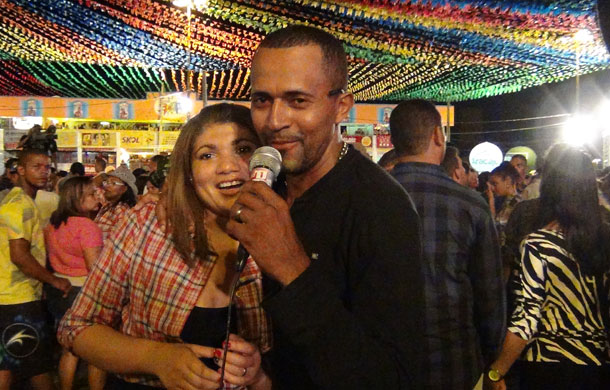 FORRO-CAJU-2013----Ana-a-loira-tabaroa-e-o-namorado