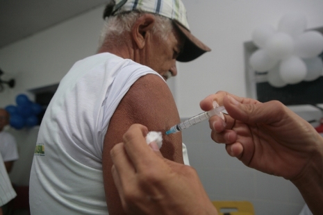 Vacinação gripe Silvio Rocha