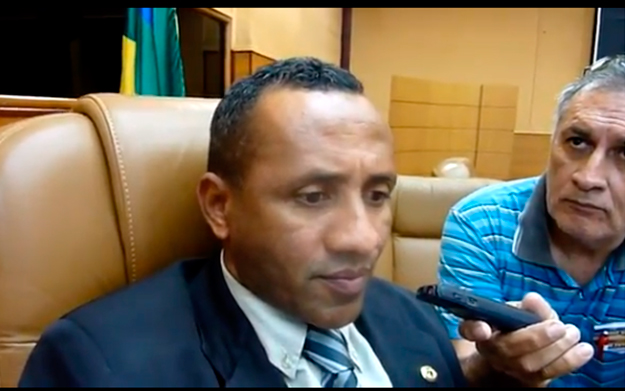 Deputado Adelson se irrita com o tratamento recebido dos secretários do governo