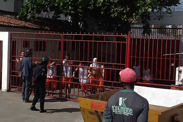 Internos fogem do Cenam e um adolescente fica gravemente ferido