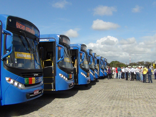 Mais 30 novos ônibus são entregues a população aracajuana