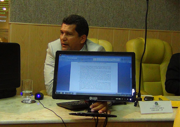 Vereadores de Aracaju batem boca por causa de pagamento a um professor