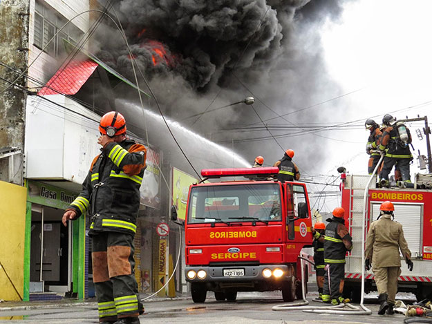 Lojas são atingidas por incêndio no centro de Aracaju