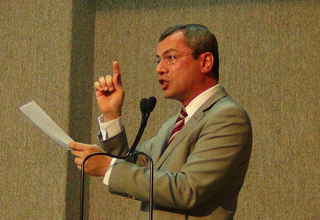 Vereadores de Aracaju batem boca por causa de pagamento a um professor