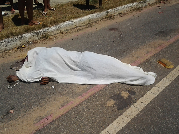 Jovem morre com perna decepada ao bater de frente com um ônibus