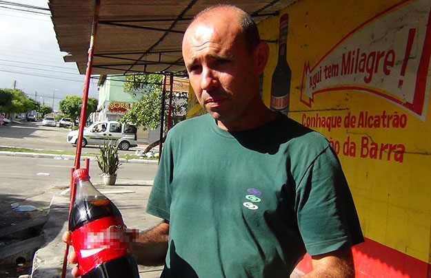 Homem denuncia corpo estranho dentro da garrafa de refrigerante