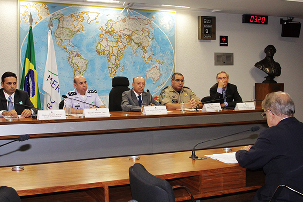 Contrabando e tráfico de drogas nas fronteira do Brasil é tema de audiência