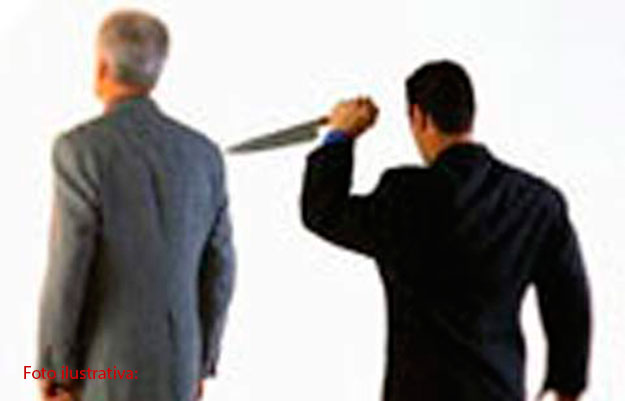 Não tenhas inveja dos homens malignos, nem desejes estar com eles