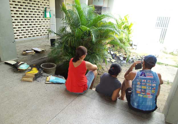 Bandidos invadem escola e ateiam fogo em documentos