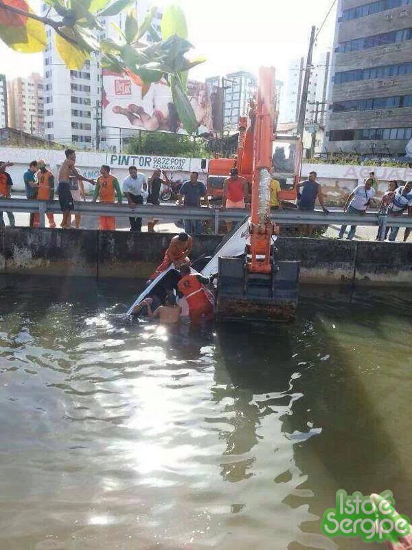Homem morre após cair com o carro no canal