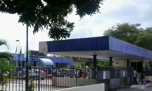 Após acordo moradores do 17 de Março desocupam sede da  Prefeitura de Aracaju