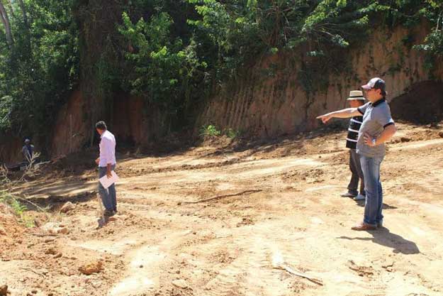 Prefeito do interior de Sergipe fiscaliza andamento de obras