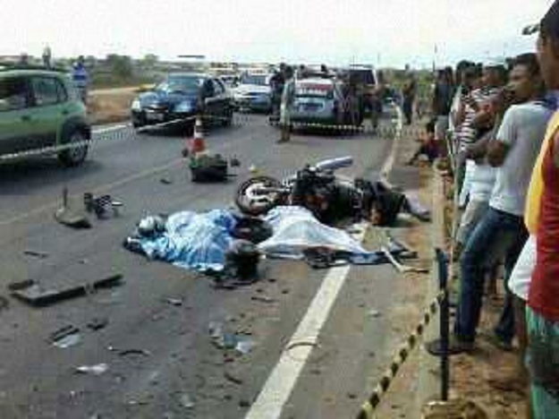 Casal morre após bater a moto com um caminhão na BR 101 em Alagoas