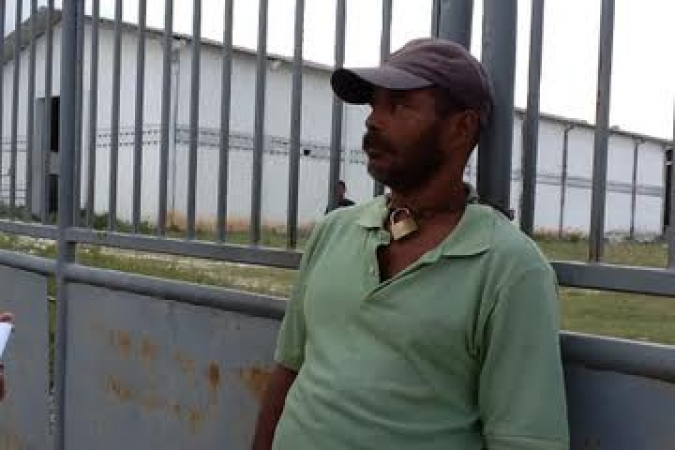 Homem se acorrenta na porta da empresa por causa de dinheiro