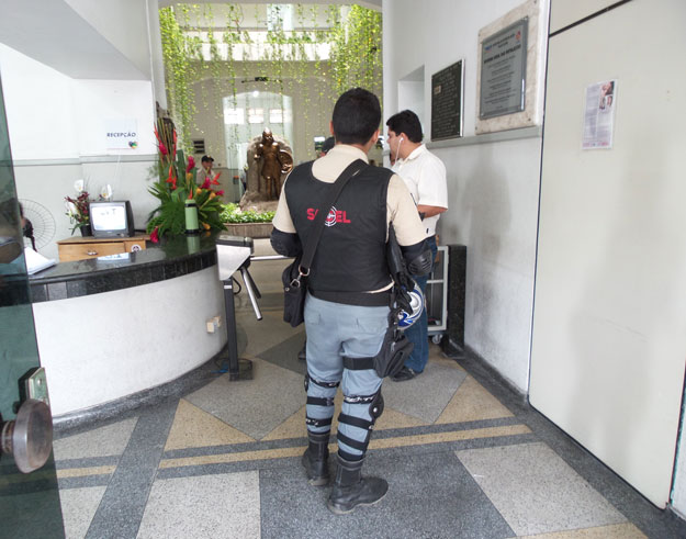 Bandidos invadem secretaria de saúde e roubam arma do vigilante