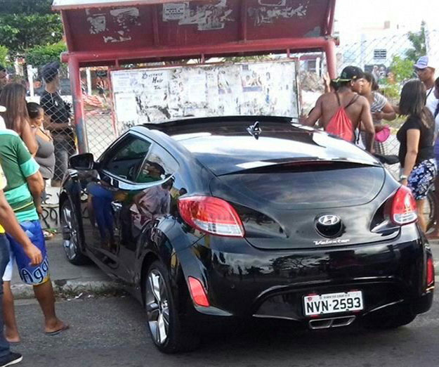 Mulher tem perna esmagada ao ser atropelada em ponto de ônibus