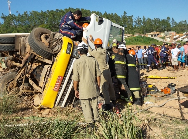 Homem fica preso às ferragens após tombamento de carreta
