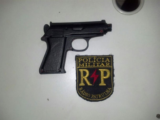 RP apreende adolescentes com arma de brinquedo