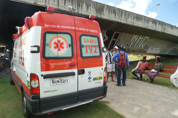 Homem é baleado em praça pública quando conversava