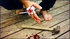 Homem é espancado e preso com pregos em uma madeira