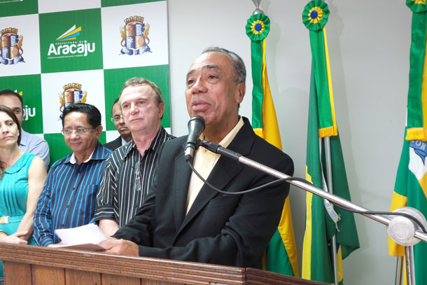 Prefeito de Aracaju dar posse a três novos secretários