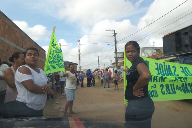 Moradores do Santa Maria fazem protesto por causa de saúde