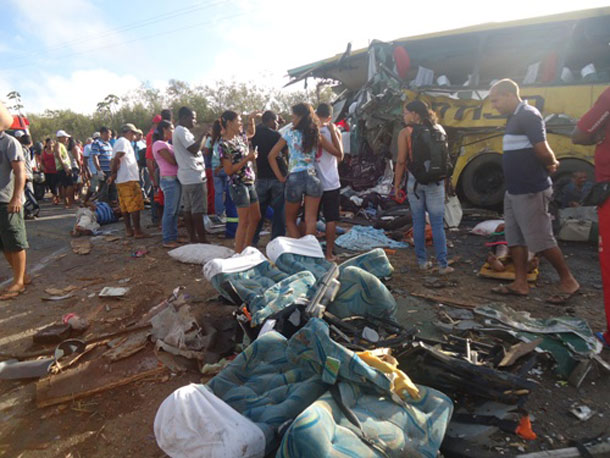 Trator se desprende de carreta bate em ônibus e mata várias pessoas