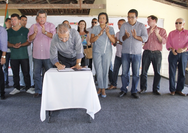 Jackson autoriza construção de quadra esportiva em Japaratuba