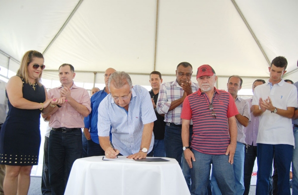 Jackson assina ordem de serviço para pavimentação em São Cristóvão