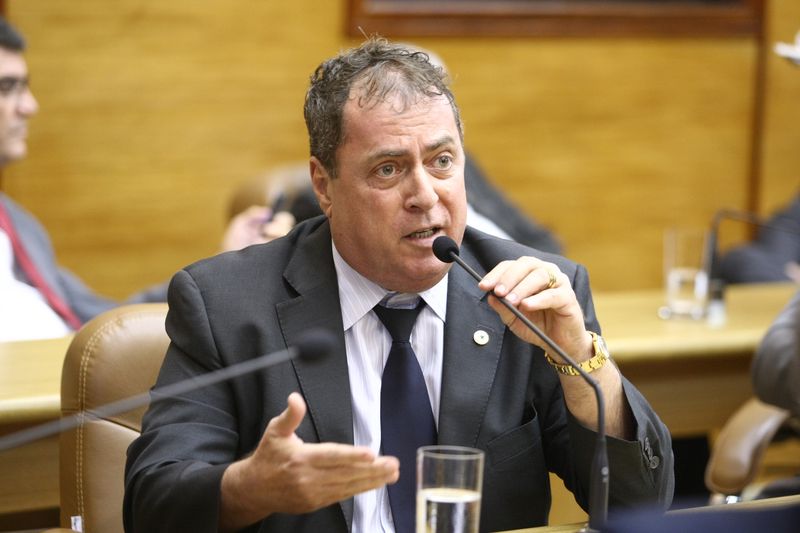 Deputado manda vereador cuidar da vida