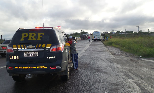 Cavalo causa acidente com  micro ônibus na BR 101 em Sergipe