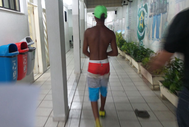 Homem é preso após tentar bater na polícia