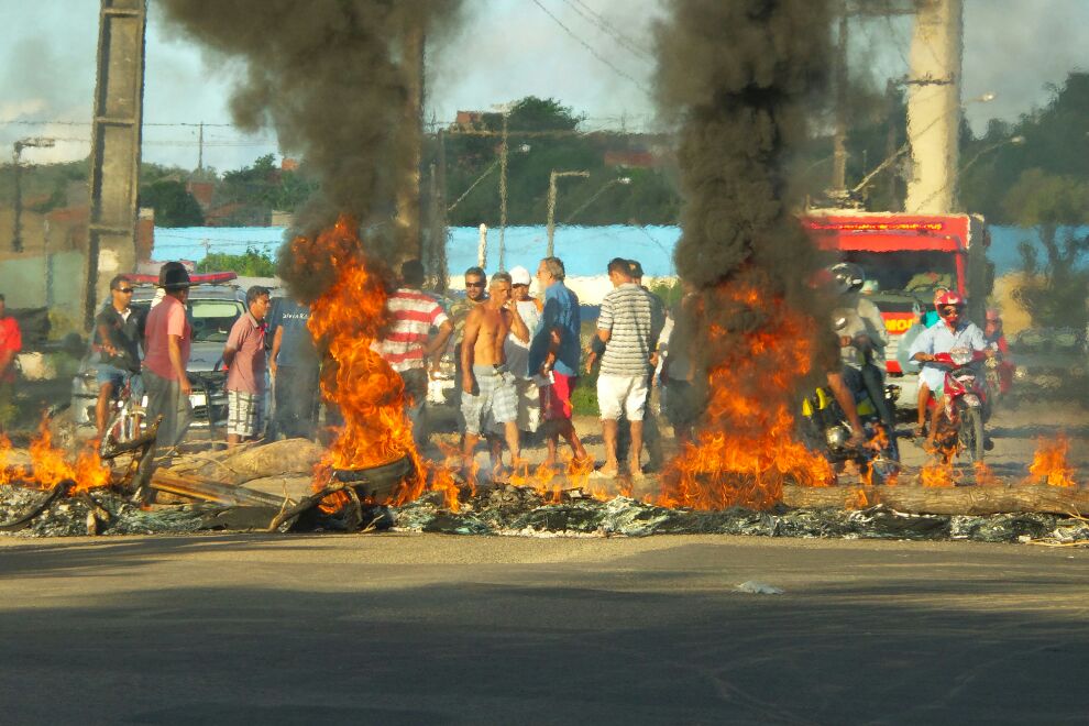 Manifestantes param o trânsito no Santa Maria