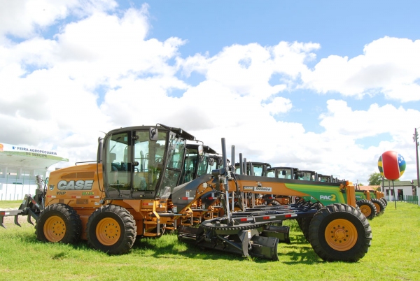 Prefeitura de Pirambu recebe motoniveladora